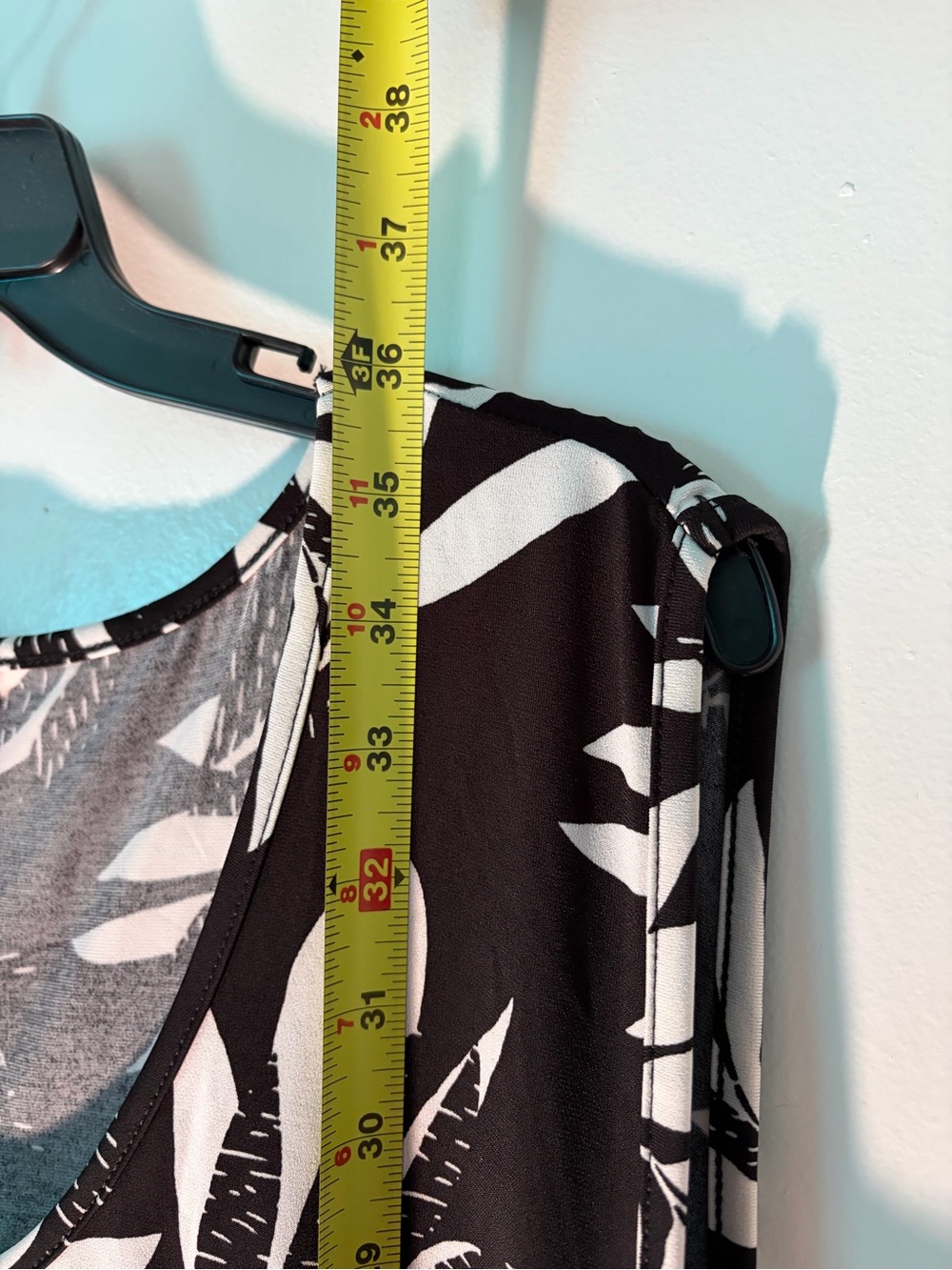 Avenue 26/28 Black White Tropical Leaf Cold Shoulder Flutter Sleeve Tunic - Picture 9 of 9